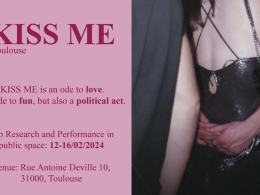 KISS ME ist eine Ode an die Liebe, an den Spaß, aber auch ein politischer Akt.